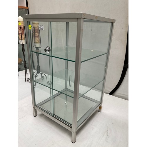 467 - TABLE TOP METAL FRAMED DISPLAY CABINET WITH 2 SLIDING DOORS (NO KEYS) A/F H28” W16” D16”