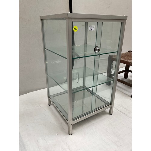 467 - TABLE TOP METAL FRAMED DISPLAY CABINET WITH 2 SLIDING DOORS (NO KEYS) A/F H28” W16” D16”