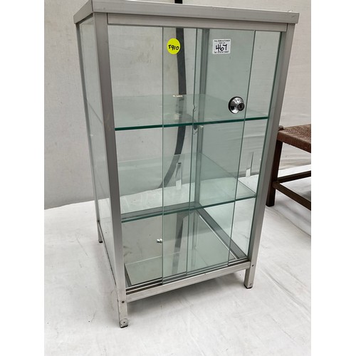 467 - TABLE TOP METAL FRAMED DISPLAY CABINET WITH 2 SLIDING DOORS (NO KEYS) A/F H28” W16” D16”