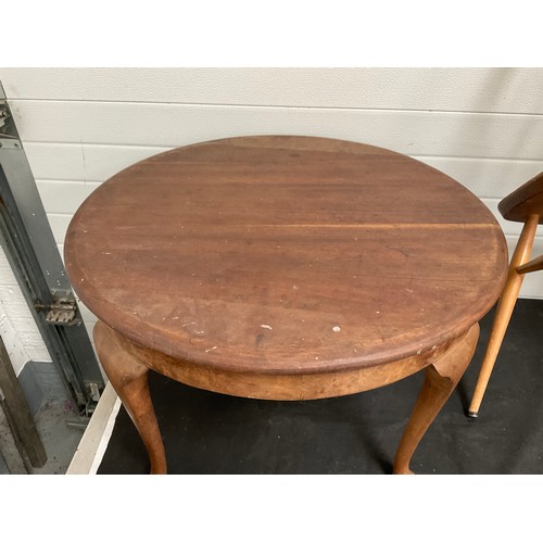 476 - VINTAGE WALNUT VENEERED COFFEE TABLE ON CABRIOLE LEGS  H18” DIA26” AND ERCOL KITCHEN CHAIR A/F