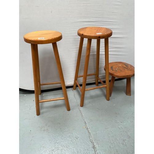 498 - PAIR OF PINE KITCHEN STOOLS AND SMALL STOOL WITH HORSE DECORATION TO TOP