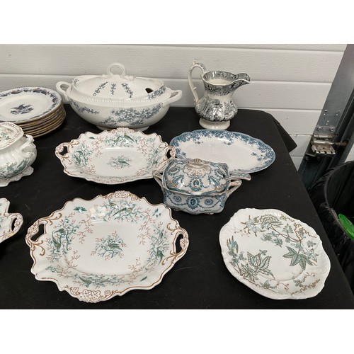 516 - BOX OF VICTORIAN CHINA TO INCLUDE TUREENS,TARZA’S,JUGS ETC