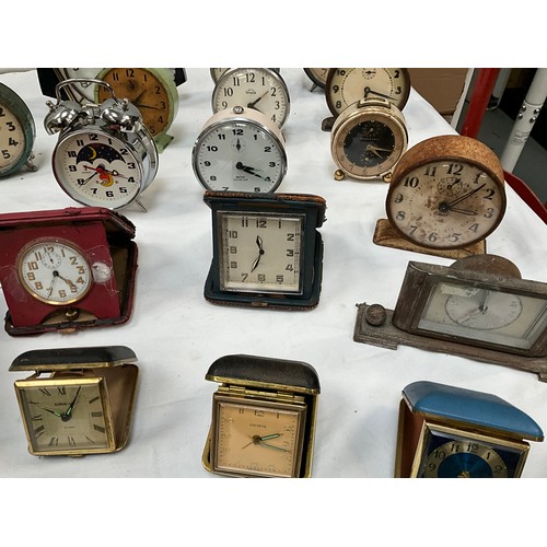 533 - BOX OF CLOCKS (24) INCLUDING ALARM CLOCKS ETC