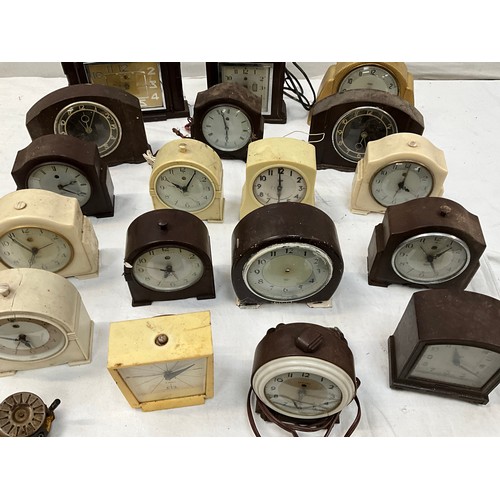 535 - BOX OF CLOCKS (18) BAKELITE ETC