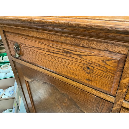 537 - VINTAGE GOLDEN OAK MIRROR BACKED SIDEBOARD TOP WITH CENTRAL MIRROR FLANKED BY LEADED GLASS CABINETS,... 