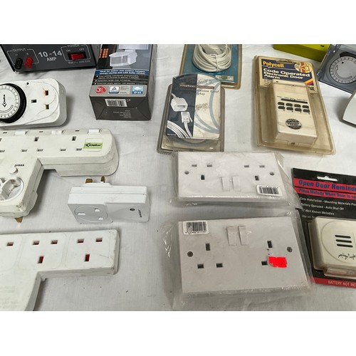 14 - A BOX OF ELECTRICAL ITEMS, TO INCLUDE RECIEVER, SECURITY CAMERA, CCTV SPY CAMERA,POWER SUPPLY, ELECT... 