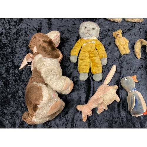 50 - BOX OF VINTAGE TOYS TO INCLUDE JOINTED PANDA, CAT WITH GLASS EYES, STRAW FILLED SHEEP ETC A-F