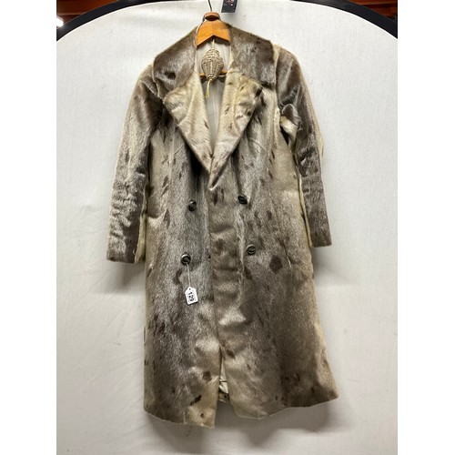 129 - QUANTITY OF VINTAGE CLOTHING TO INCLUDE DU DU VINTAGE DRESS , FUR STOAL AND TWO VINTAGE LINED COATS