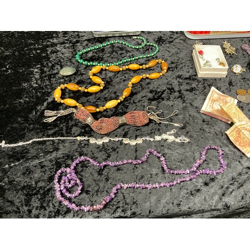 145 - LARGE QUANTITY OF COSTUME JEWELLERY TO INCLUDE NECKLACES, EARINGS, CLIP ON EARINGS , BAG OF COINAGE ... 