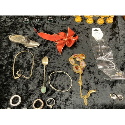 147 - QUANTITY OF COSTUME JEWELLERY TO INCLUDE BROACH, NECKLACE , EARINGS, SHOE PIN CUSHION AND YELLOW MET... 