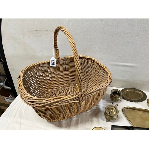 175 - BASKET OF METALWARE TO INCLUDE BRASSWARE , VINTAGE CAMERA ETC