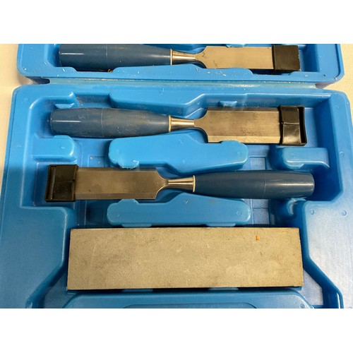 323 - CHISEL SET IN CASE