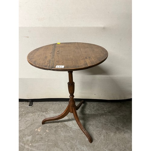 485 - GEORGIAN  OAK PEDASTAL CANDLE TABLE A/F H26” DIA19”