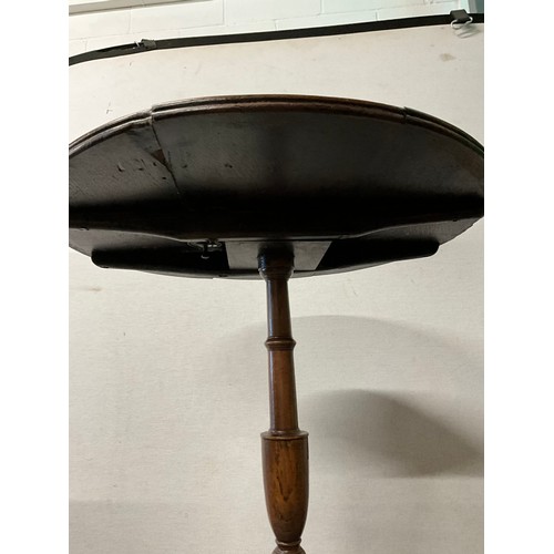 485 - GEORGIAN  OAK PEDASTAL CANDLE TABLE A/F H26” DIA19”