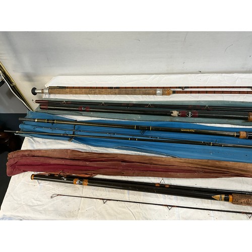 483 - FISHING BOX TO INCLUDE QUANTITY OF FISHING REELS, FLOATS AND A FISHING BAG TO INCLUDE FISHING RODS E... 