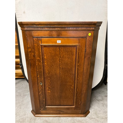 504 - GEORGIAN OAK CORNER CUPBOARD WITH MAHOGANY CROSS BANDING AND SHAPED SHELVES TO INTERIOR A/F H49