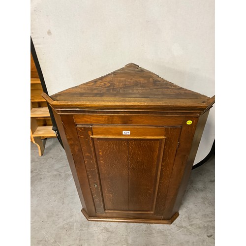 504 - GEORGIAN OAK CORNER CUPBOARD WITH MAHOGANY CROSS BANDING AND SHAPED SHELVES TO INTERIOR A/F H49