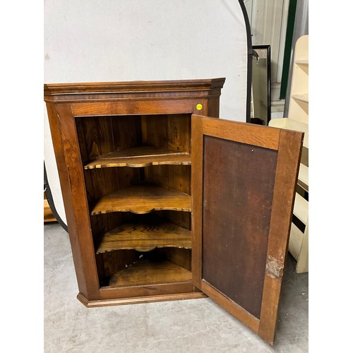 504 - GEORGIAN OAK CORNER CUPBOARD WITH MAHOGANY CROSS BANDING AND SHAPED SHELVES TO INTERIOR A/F H49
