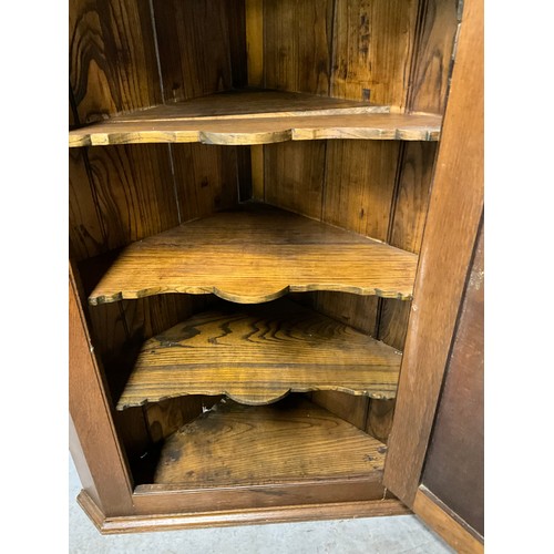 504 - GEORGIAN OAK CORNER CUPBOARD WITH MAHOGANY CROSS BANDING AND SHAPED SHELVES TO INTERIOR A/F H49