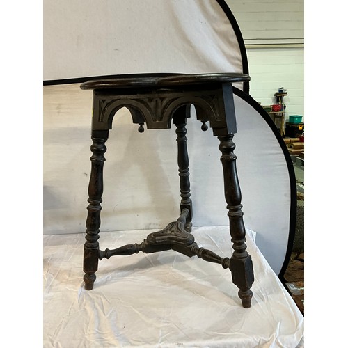 539 - DARK OAK  CLOVER LEAF CARVED PATTERNED SIDE TABLE WITH STRETCHERED BASE A/F