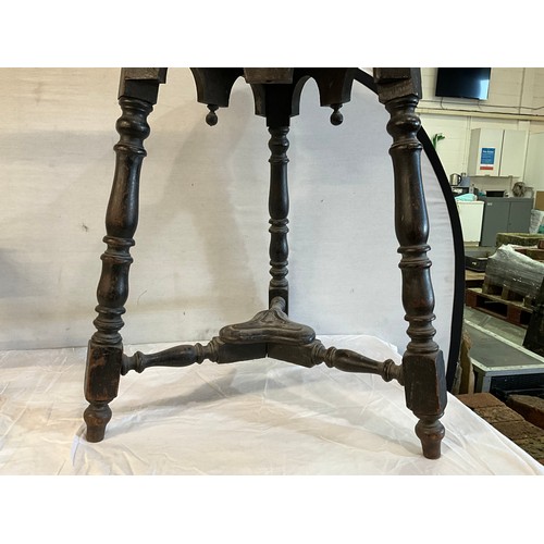 539 - DARK OAK  CLOVER LEAF CARVED PATTERNED SIDE TABLE WITH STRETCHERED BASE A/F