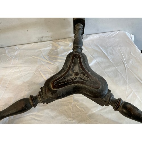 539 - DARK OAK  CLOVER LEAF CARVED PATTERNED SIDE TABLE WITH STRETCHERED BASE A/F