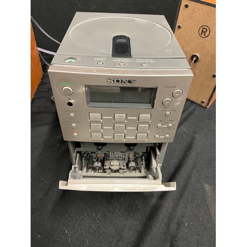 216 - SONY CD PLAYER MODEL PMC-D3O7L WITH A PAIR OF SPEAKERS