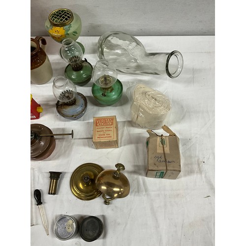 187 - BOX OF VINTAGE ODDS TO INCLUDE A QUANTITY OF OIL LAMP CHIMNEYS