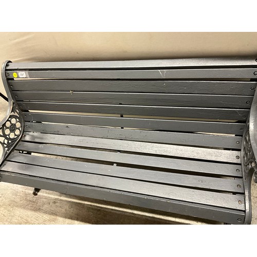 391 - PAINTED CAST IRON FRAMED GARDEN SEAT WITH WOODEN SLATS W50