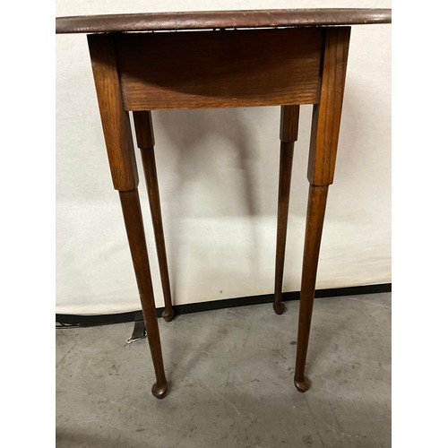 372 - EDWARDIAN OAK SIDE TABLE ON TURNED LEGS AND FEET W24
