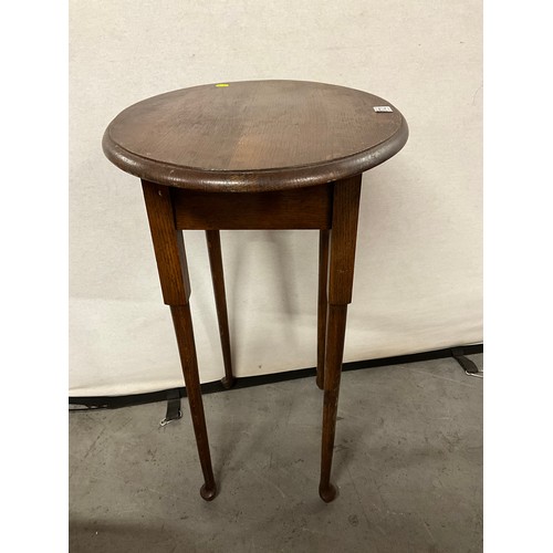 372 - EDWARDIAN OAK SIDE TABLE ON TURNED LEGS AND FEET W24