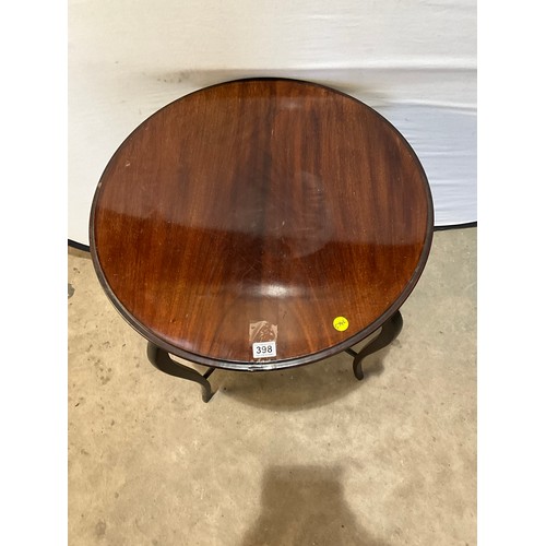 398 - EDWARDIAN MAHOGANY WINDOW TABLE WITH SHELF ON FOUR SHAPED LEGS W27