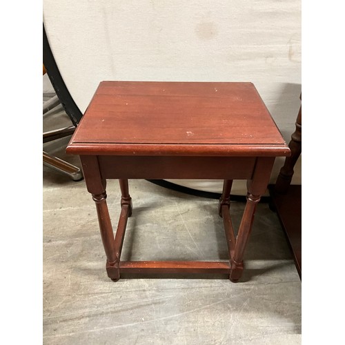 402 - MODERN MAHOGANY COFFEE TABLE AND A MODERN SET OF MAHOGANY NEST OF TABLES