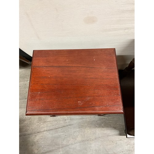 402 - MODERN MAHOGANY COFFEE TABLE AND A MODERN SET OF MAHOGANY NEST OF TABLES