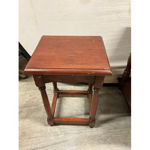 402 - MODERN MAHOGANY COFFEE TABLE AND A MODERN SET OF MAHOGANY NEST OF TABLES