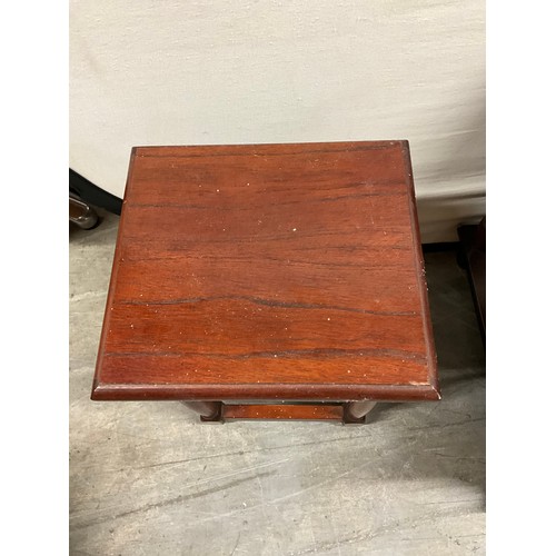402 - MODERN MAHOGANY COFFEE TABLE AND A MODERN SET OF MAHOGANY NEST OF TABLES