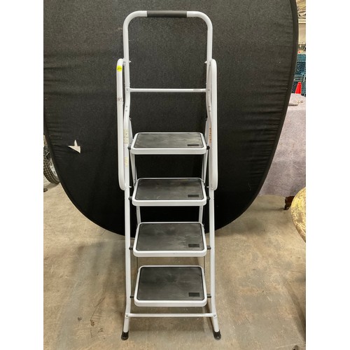 381 - MODERN FOLDING SAFETY STEP LADDER W18