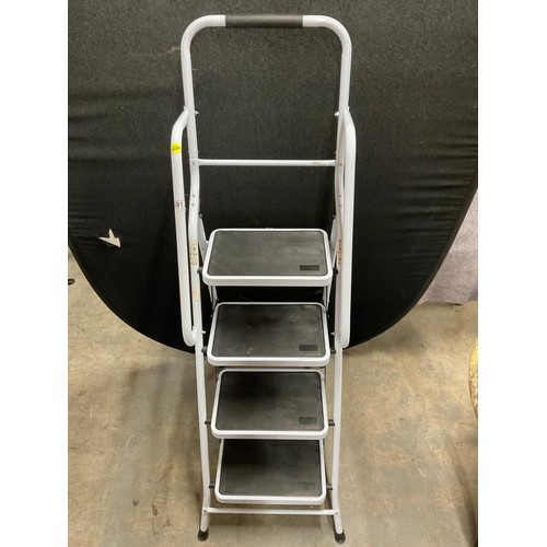 381 - MODERN FOLDING SAFETY STEP LADDER W18