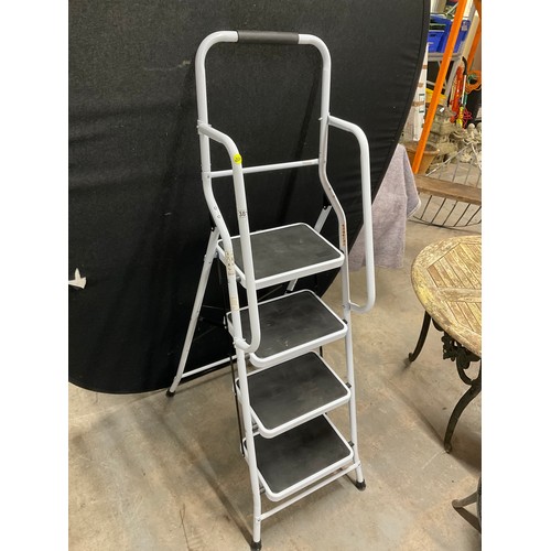 381 - MODERN FOLDING SAFETY STEP LADDER W18