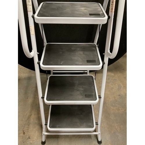 381 - MODERN FOLDING SAFETY STEP LADDER W18