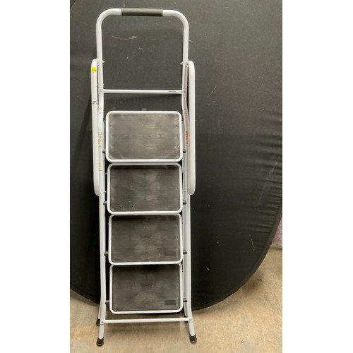 381 - MODERN FOLDING SAFETY STEP LADDER W18