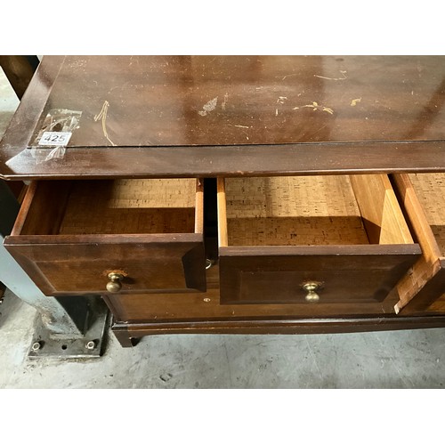 425 - MODERN MAHOGANY STAGG STYLE DRESSING TABLE WITH FOUR SHORT AND TWO LONG DRAWERS WITH MIRROR A/F  W42... 