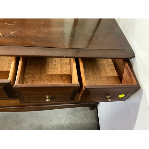 425 - MODERN MAHOGANY STAGG STYLE DRESSING TABLE WITH FOUR SHORT AND TWO LONG DRAWERS WITH MIRROR A/F  W42... 