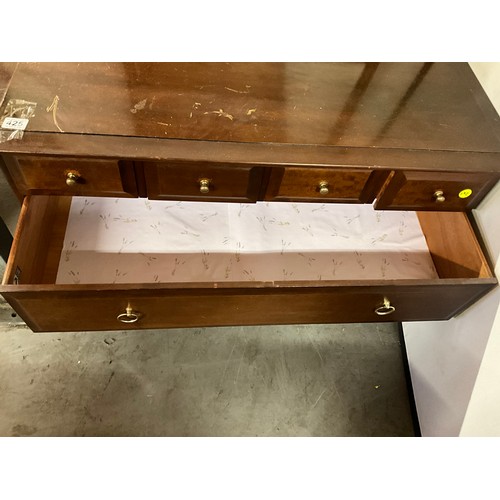 425 - MODERN MAHOGANY STAGG STYLE DRESSING TABLE WITH FOUR SHORT AND TWO LONG DRAWERS WITH MIRROR A/F  W42... 