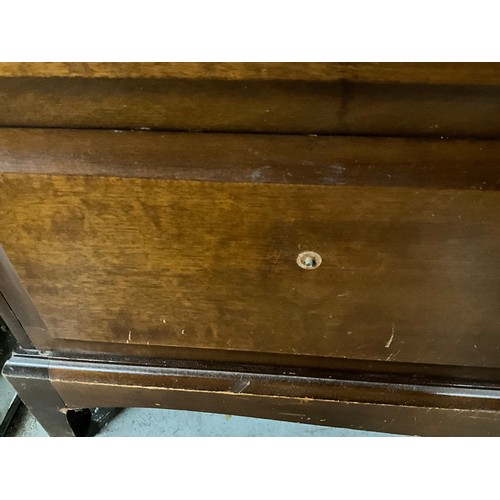 425 - MODERN MAHOGANY STAGG STYLE DRESSING TABLE WITH FOUR SHORT AND TWO LONG DRAWERS WITH MIRROR A/F  W42... 