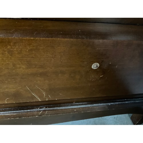 425 - MODERN MAHOGANY STAGG STYLE DRESSING TABLE WITH FOUR SHORT AND TWO LONG DRAWERS WITH MIRROR A/F  W42... 