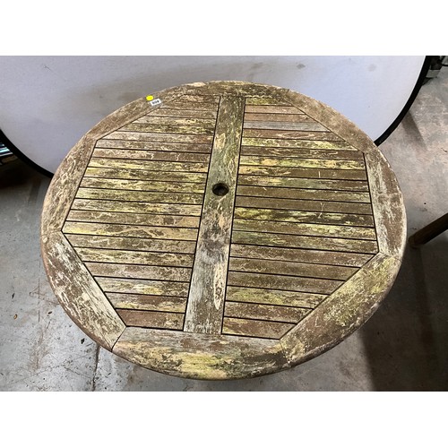 408 - WOODEN TOP GARDEN TABLE WITH ORNATE CAST IRON BASE W43
