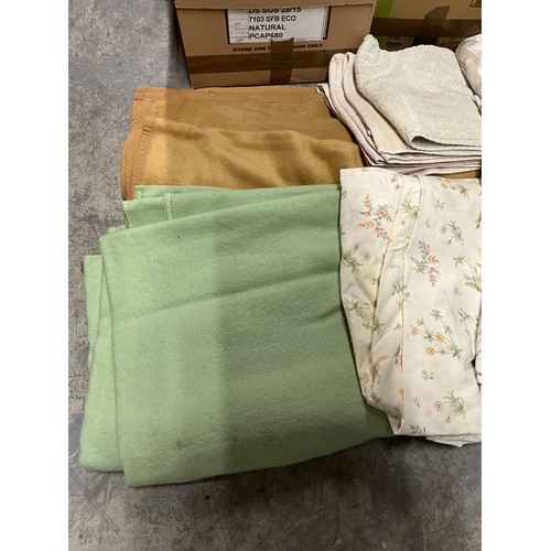 56 - LARGE QUANTITY OF BEDDING AND LINEN TO INCLUDE TOWELS AND CURTAINS ETC