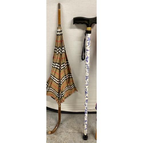 62 - QUANTITY OF WALKING STICKS AND UMBRELLAS