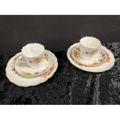 53 - VICTORIAN PART TEA SET IN A MODERN PICNIC BASKET